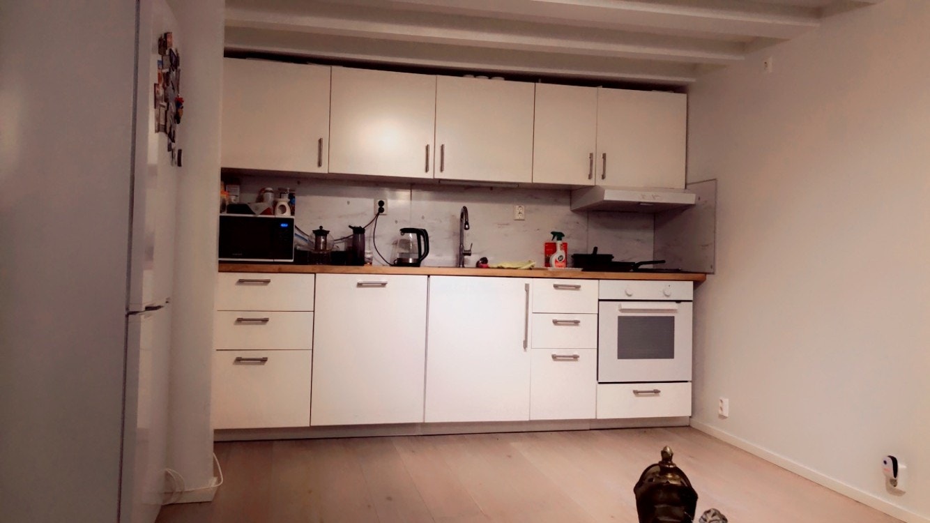 - Pent kjøkken nytt i 2021med slette fronter og laminert benkeplate Galleribilde