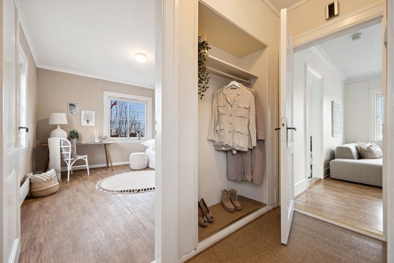 Entre med klesoppheng Galleribilde