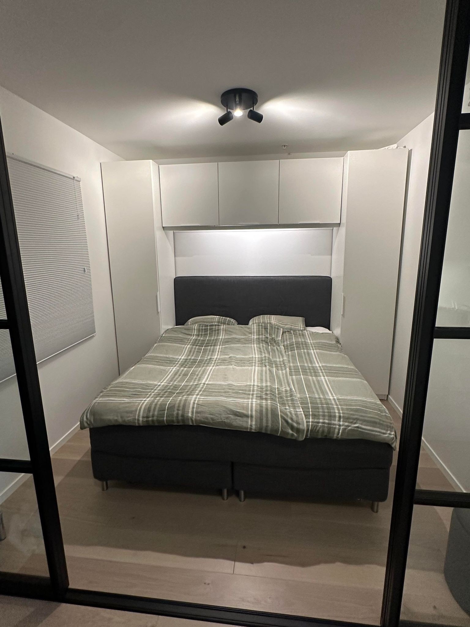 Soverom/sovealkove med god skapplass. Galleribilde