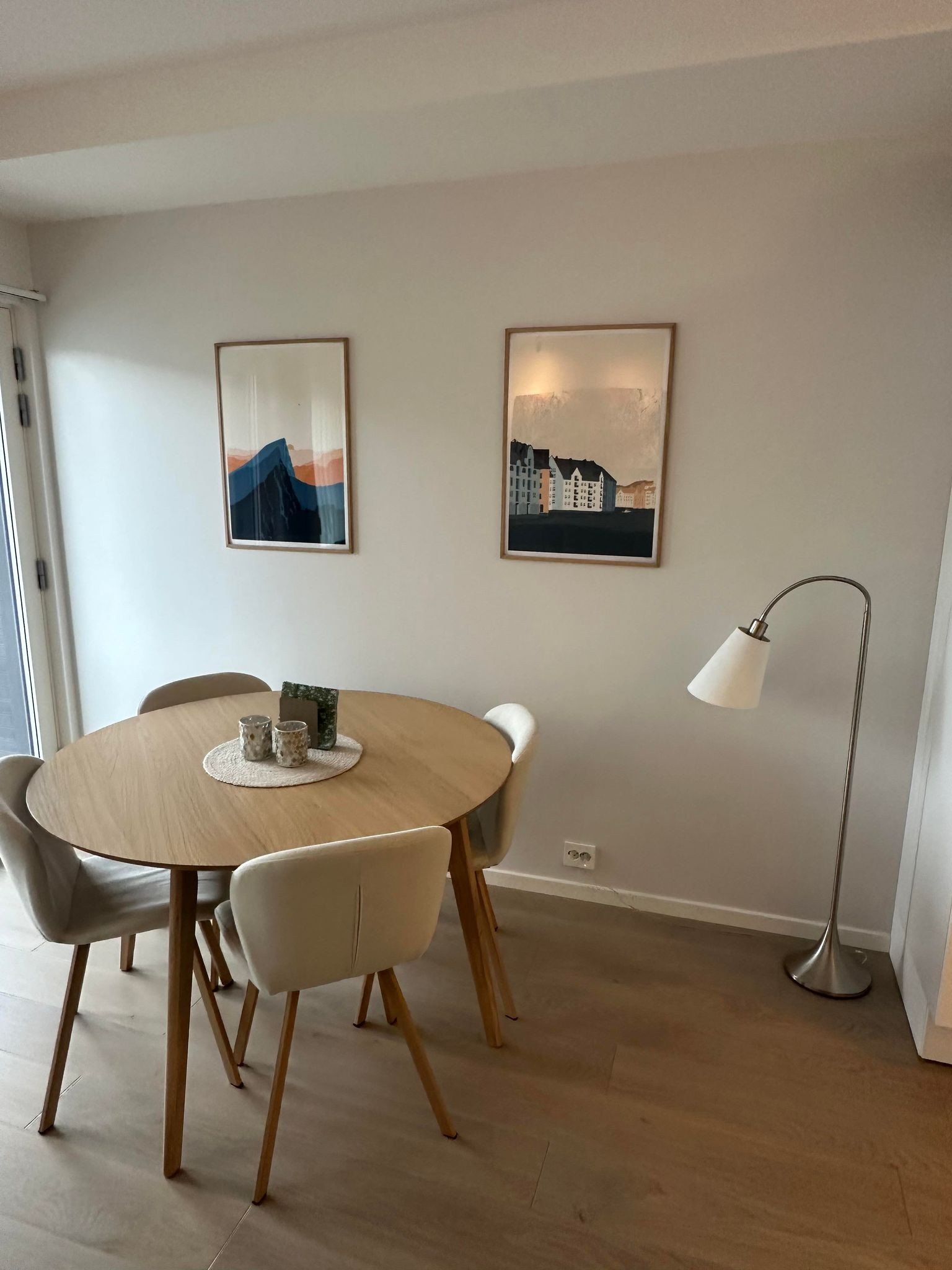 Koselig spisegruppe for middagsgjester. Galleribilde