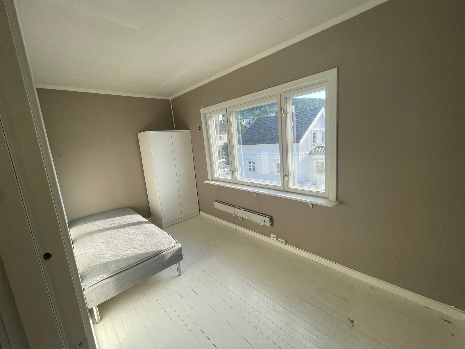 (rom 2) UTLEID Galleribilde