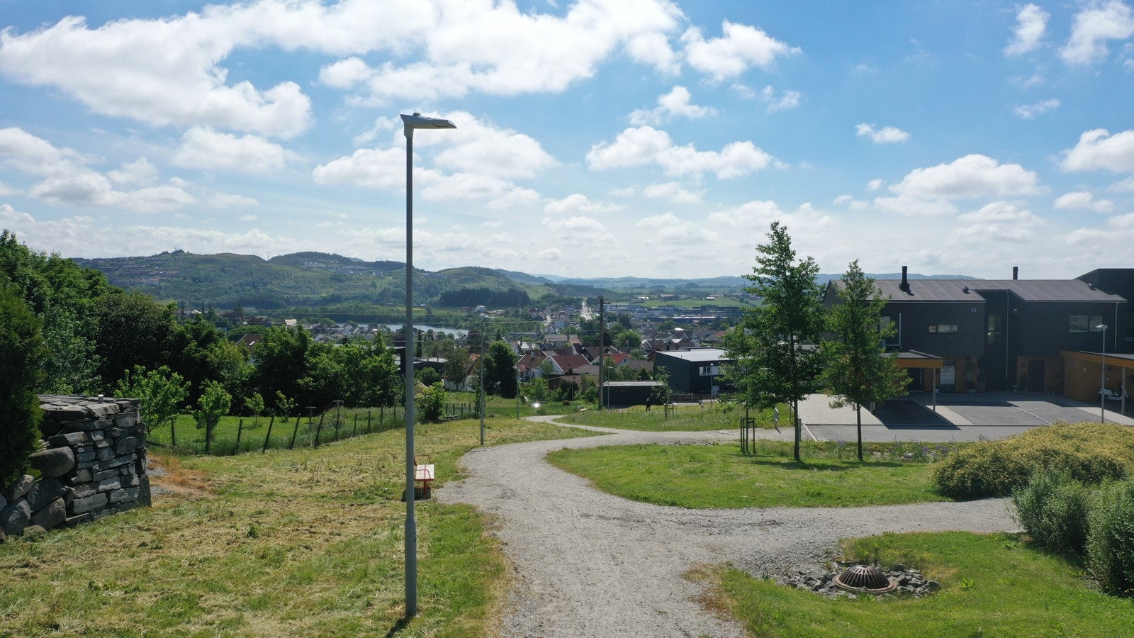 Stien tar deg til Sandvedparken, Stokkelandsvannet, togstopp og Rema1000 på få minutter Galleribilde