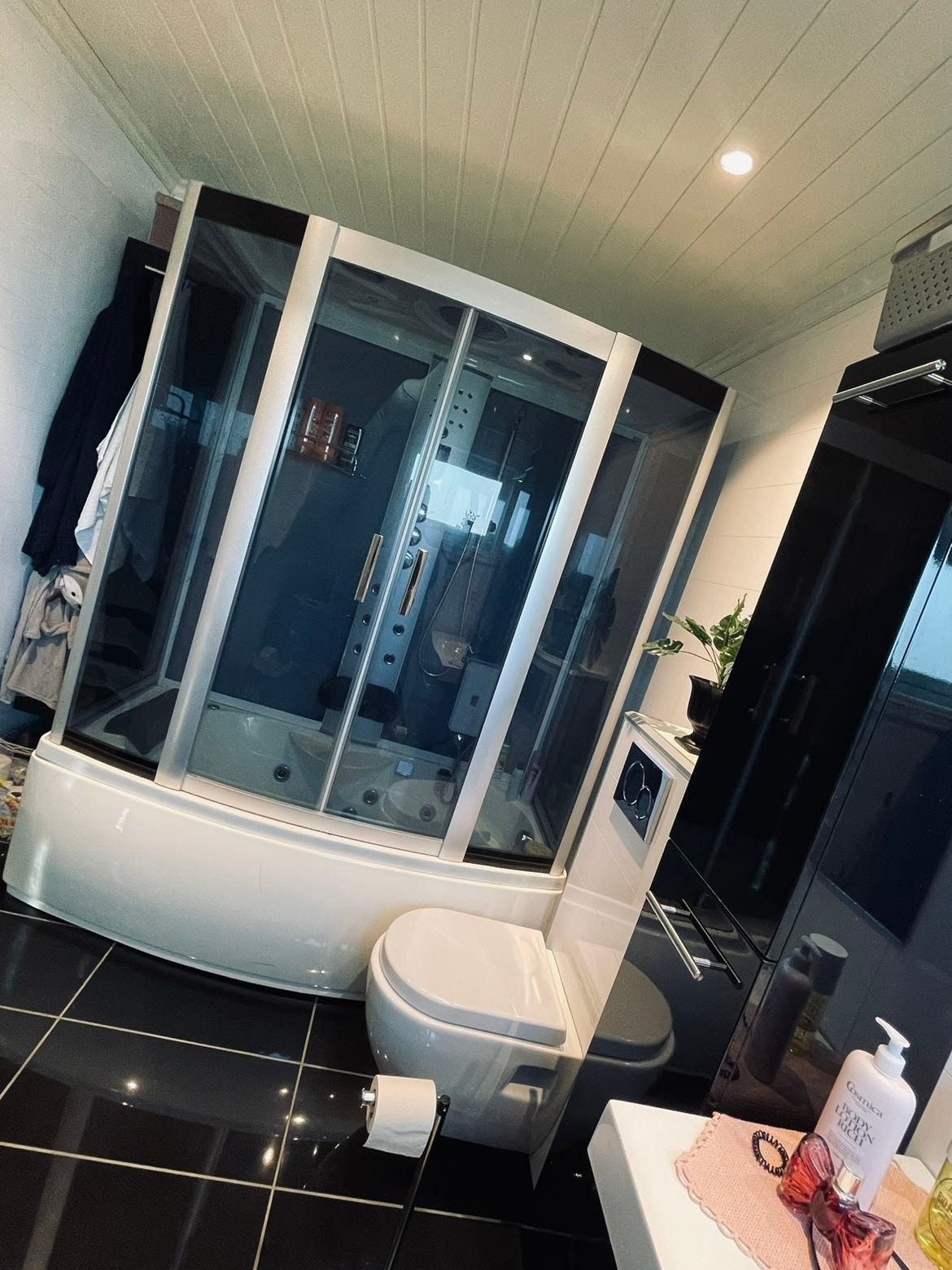 Stor dusj med badekar Galleribilde