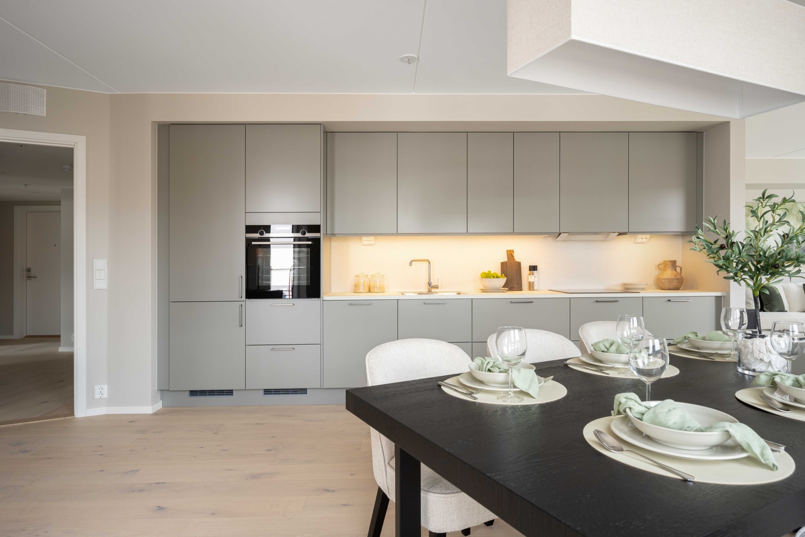 Integrert kjøl/og frys, ovn plassert i god arbeidshøyde. Galleribilde