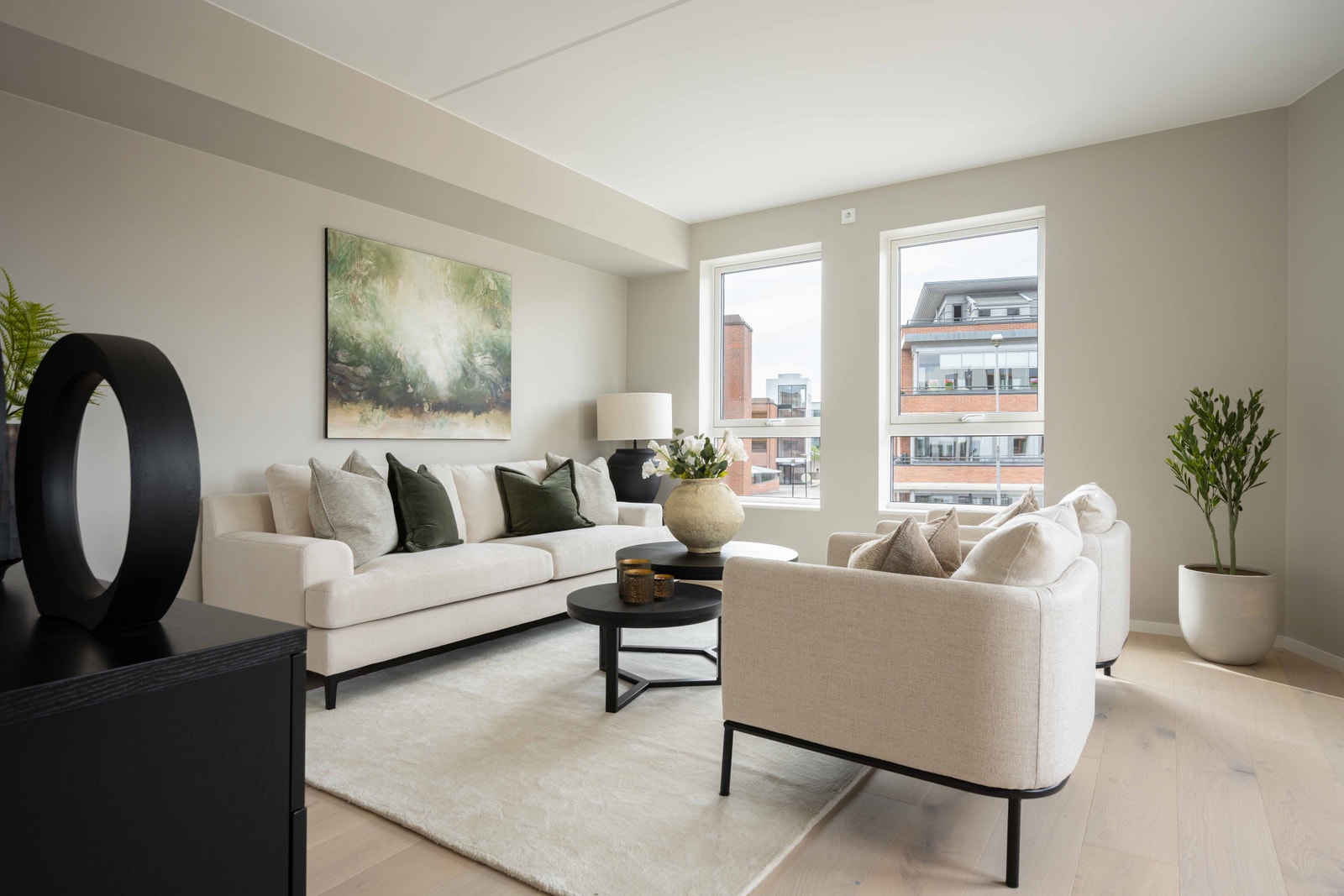 Flott planløsning med naturlig sone for møblering. God plass til salong. tv mv. Galleribilde