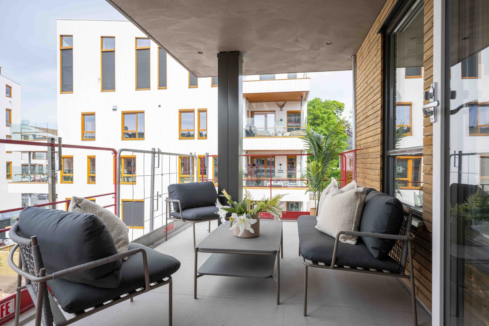 Romslig vestvendt balkong på ca 13 kvm. Her mangler glassrekkverk som nå er på plass etter at bildet er tatt. Galleribilde