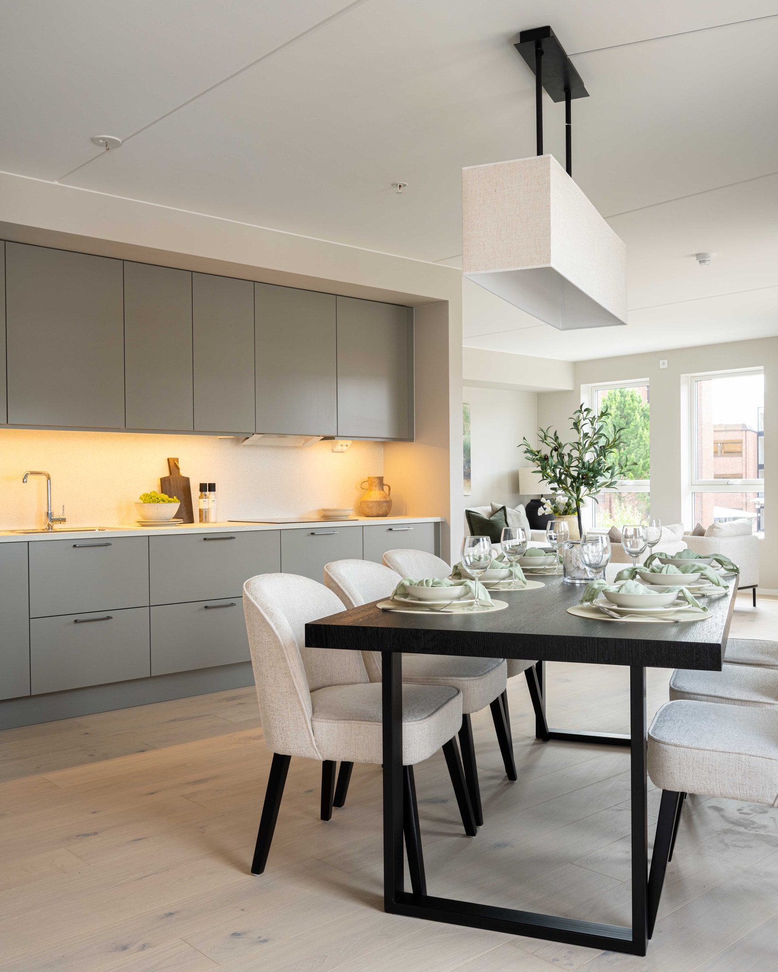 Lekkert kjøkken fra Marbodal med integrerte hvitevarer fra Siemens (merk: bilder fra lik leilighet i 3.etg med annen farge på kjøkkenfront) Galleribilde