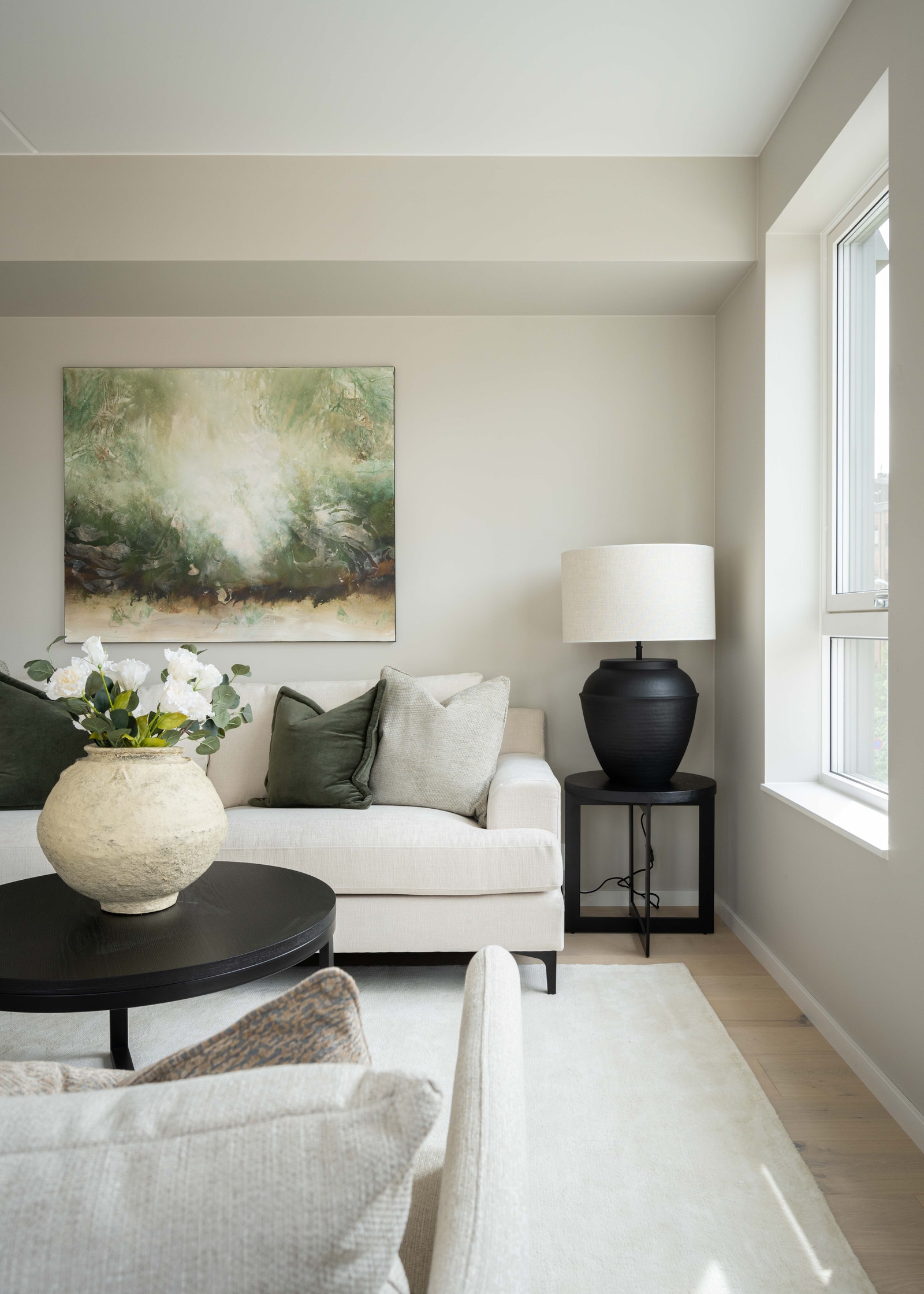 Flott planløsning med naturlig sone for møblering. God plass til salong. tv mv. Galleribilde