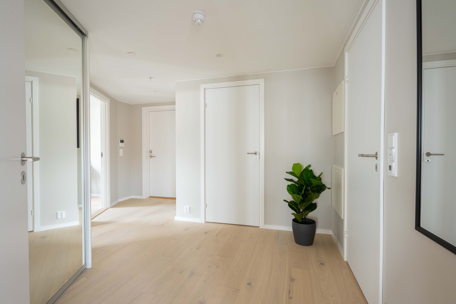 Romslig entré/gang med medfølgende skyvedørsgarderobe. Galleribilde