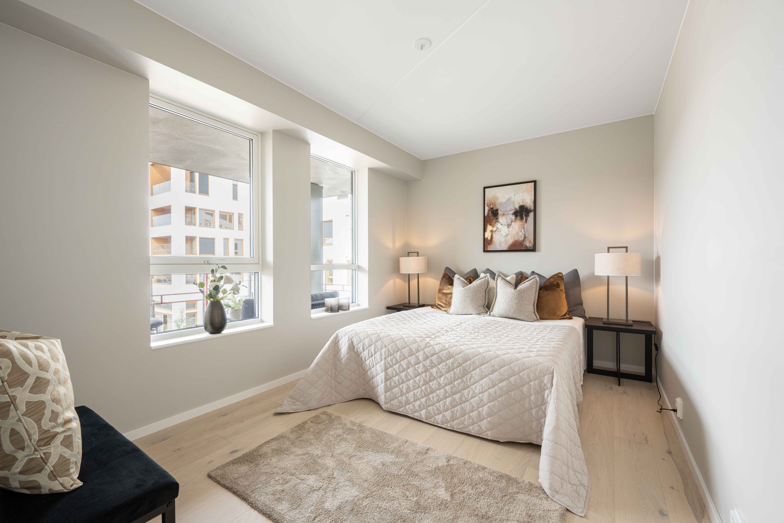 Hovedsoverom med vinduer ut mot balkongen. Galleribilde