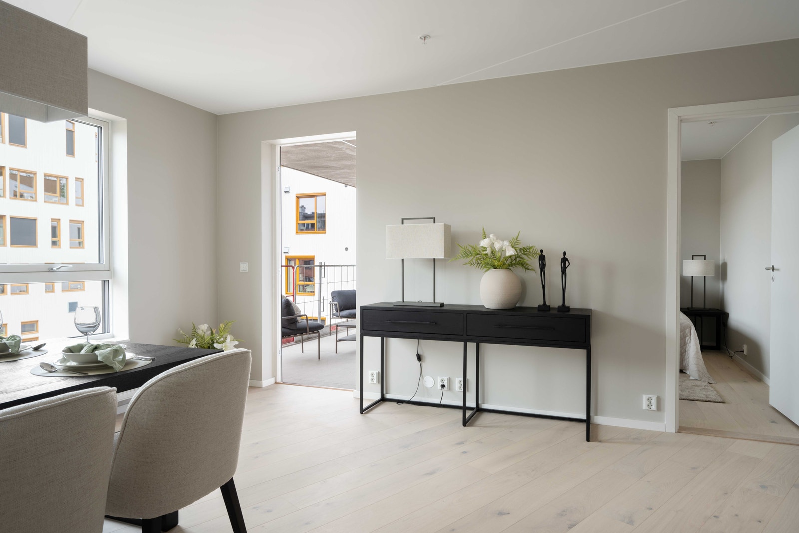 Her kan du også få plass til skjenken din. Utgang til vestvendt balkong på ca 13 kvm. Galleribilde