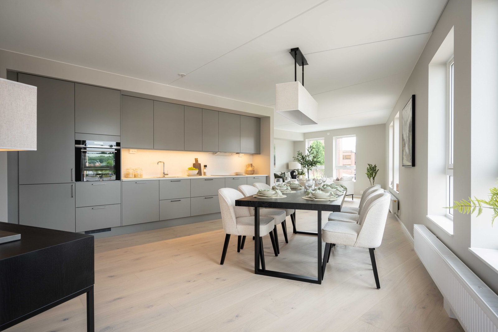 Her får du plass til et stort spisebord. (merk: bilder fra lik leilighet i 3.etg med annen farge på kjøkkenfront) Galleribilde