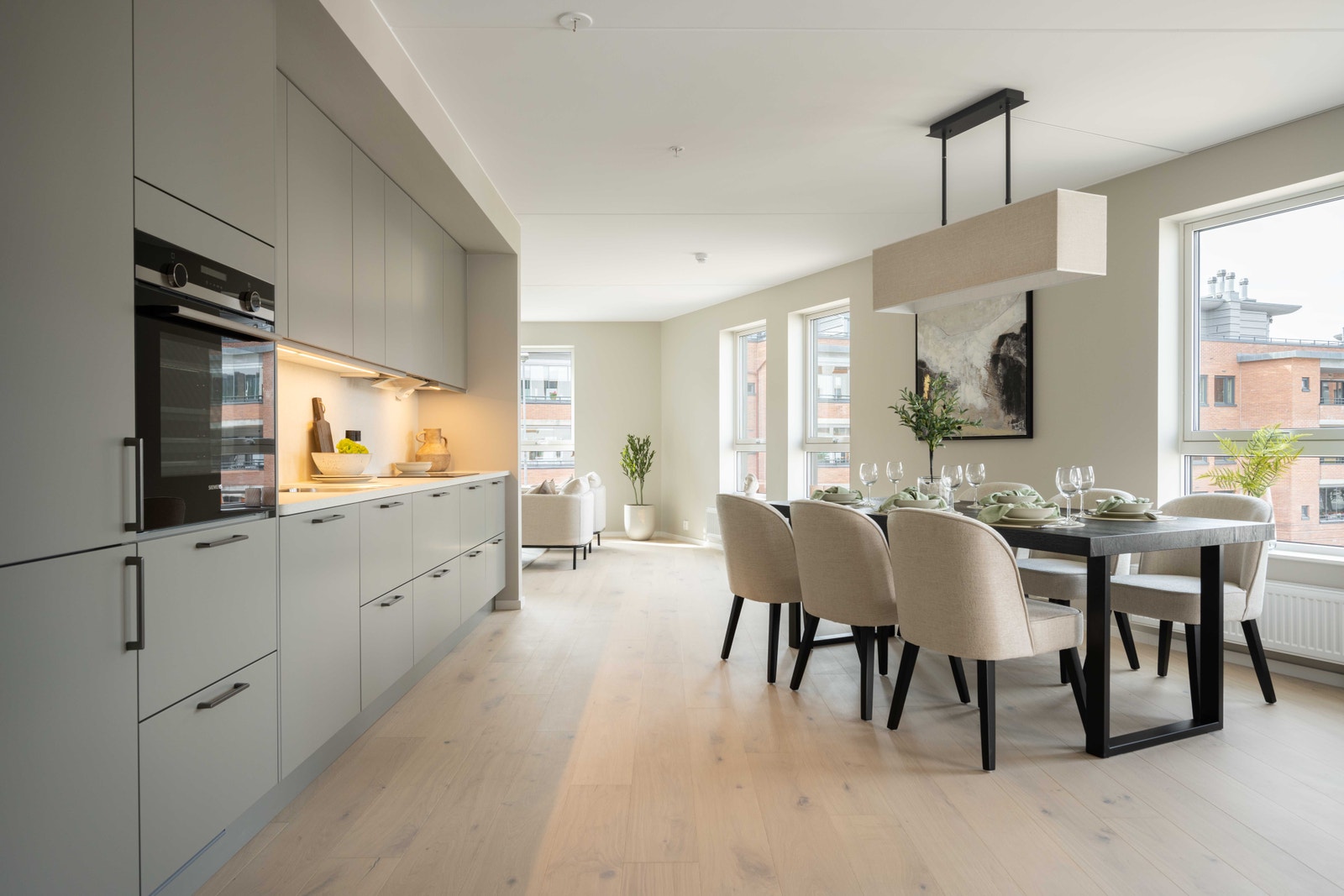 Stor og lekker 4-roms hjørneleilighet med nesten 45 kvm stue/kjøkkenløsning og svært godt lysinnfall fra vinduer mot sør, vest og nord. Galleribilde