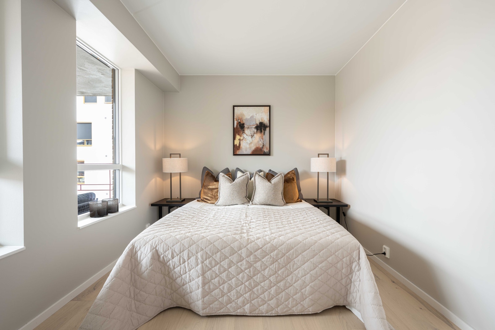 Hovedsoverom med vinduer ut mot balkongen. Galleribilde