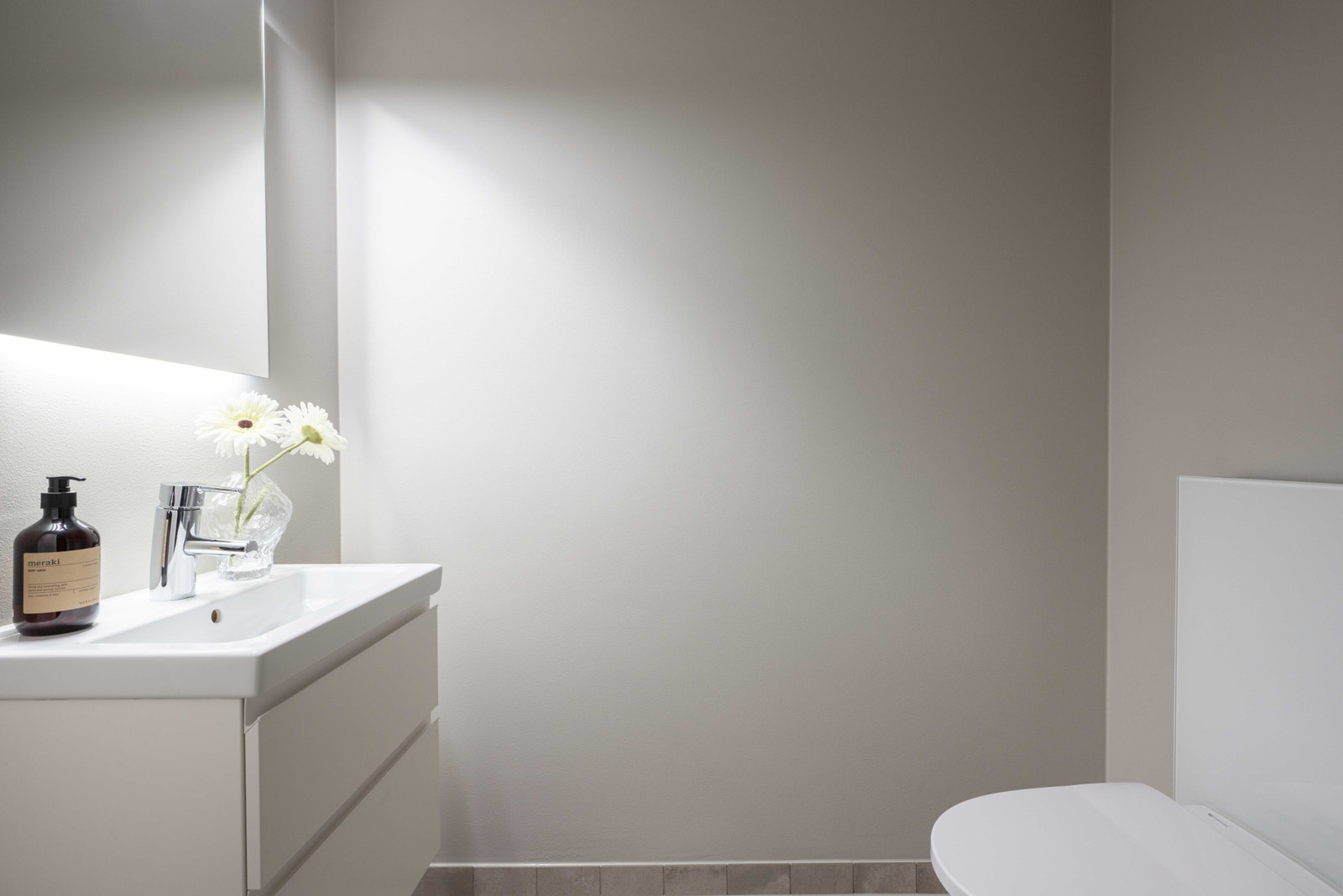 Ekstra gjeste-wc i gangen. Servant med oppbevaring Galleribilde