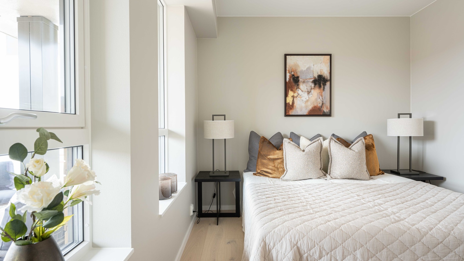 Hovedsoverom med vinduer ut mot balkongen. Galleribilde