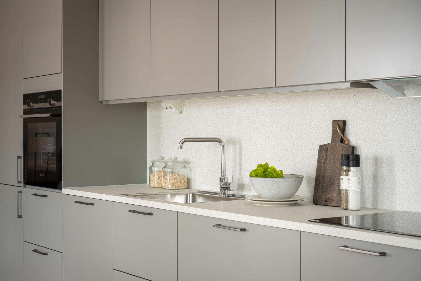 Underlimt vask og merk også sprutsone med samme materiale som benkeplaten. Ledbelysning. Galleribilde