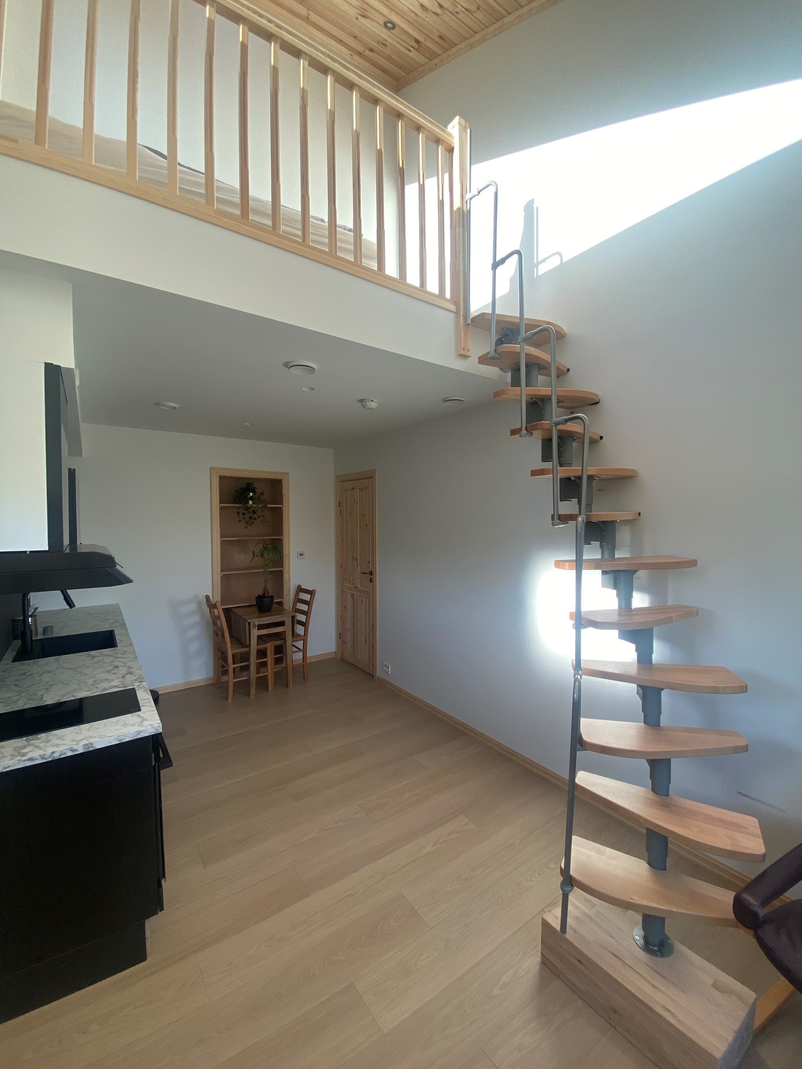 Åpen kjøkkenløsning med trapp opp til sov Galleribilde