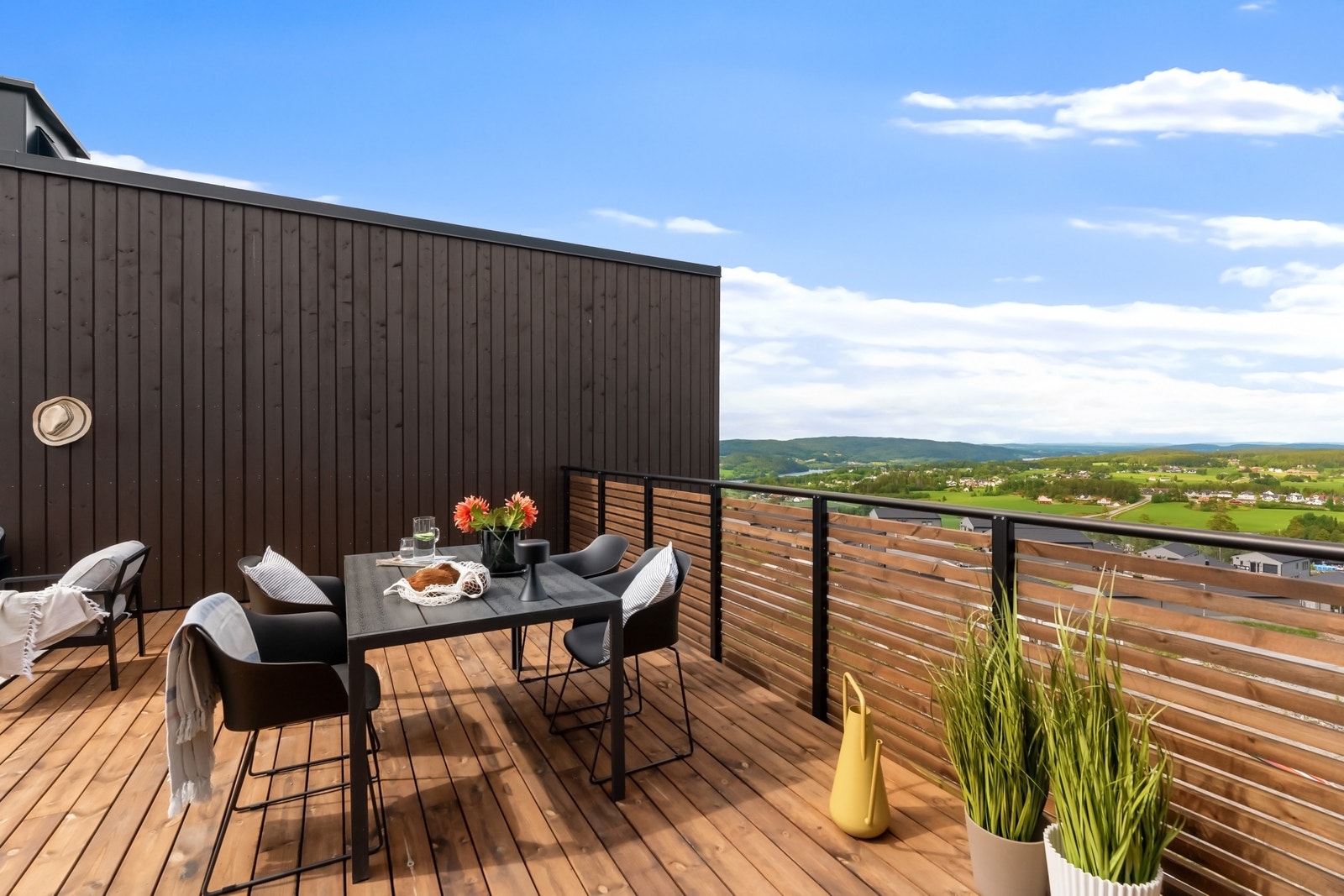 Høyt og luftig kan man nyte maten en fin sommerdag Galleribilde