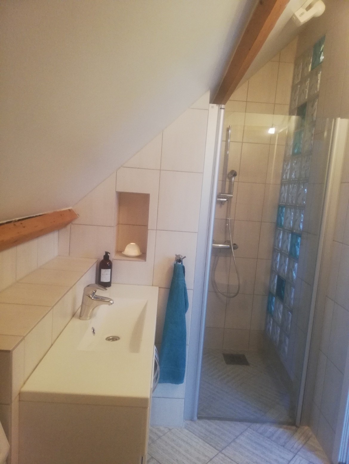 Fliselagt bad, glass byggestein inne i dusj Galleribilde