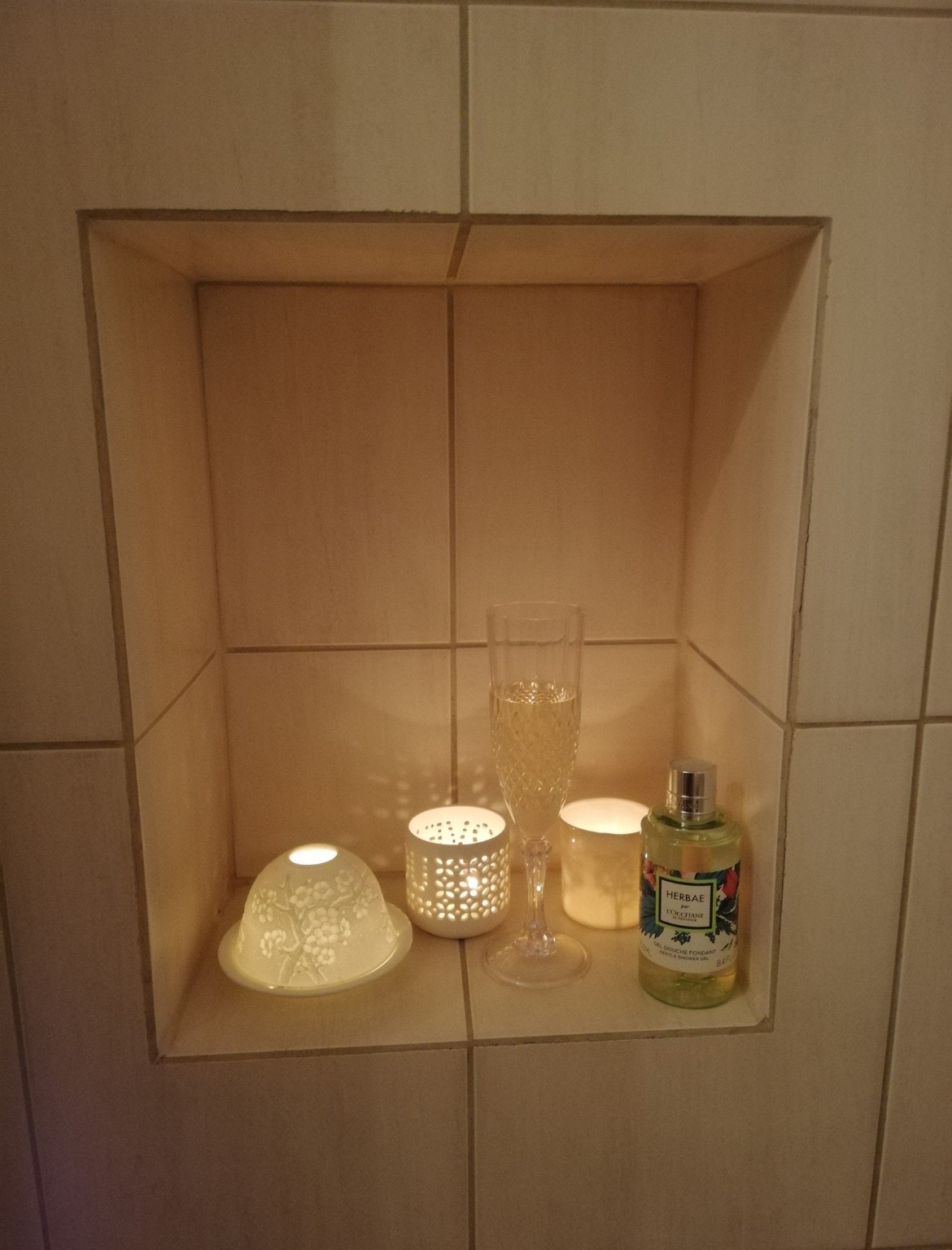 Innebygd hylle i dysj Galleribilde