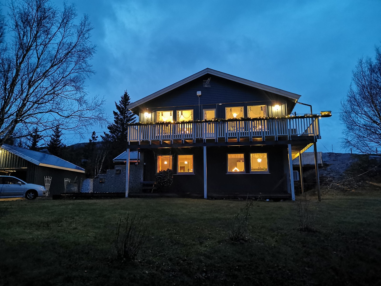 Huset i sensommerskumring Galleribilde