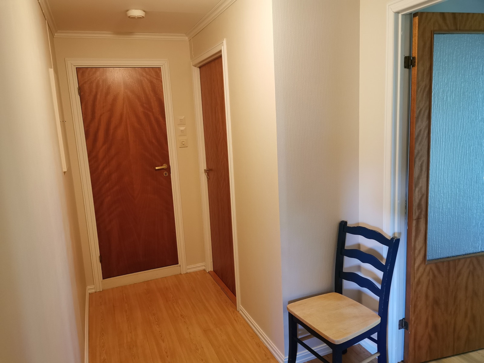 Gang i sokkelleilighet,1. dør til venstre mot vindfang. 2. til soverom og innerst til badet. Galleribilde