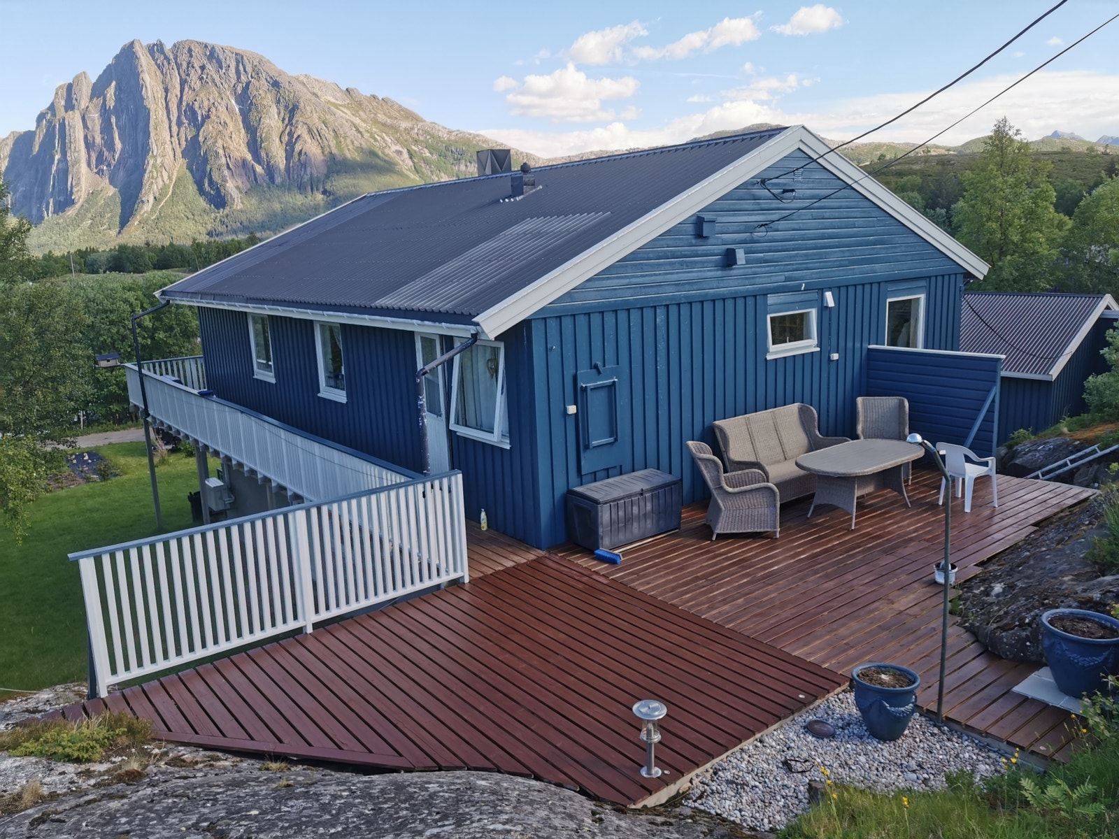 Terasseparti på baksiden der kvelds og midnattssola kan nytes. Galleribilde