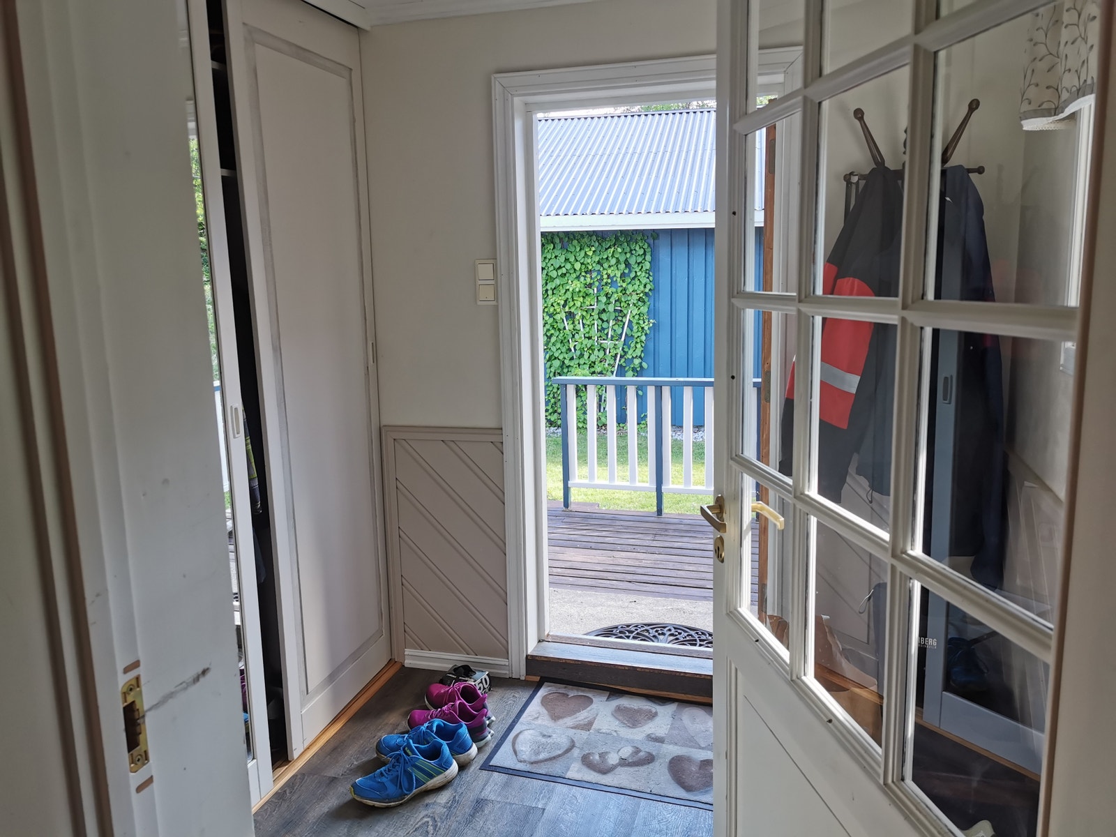 Vindfang med skyvedørsgarderobe. Galleribilde