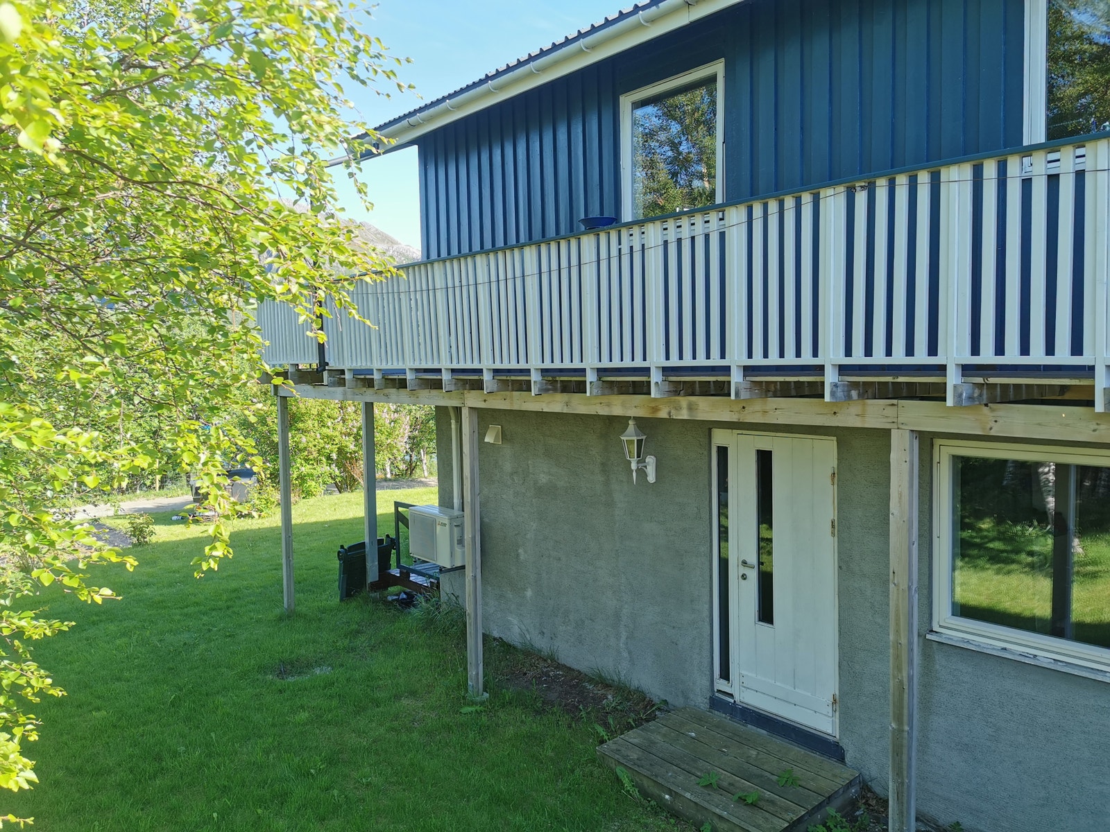 Inngangsdør til sokkelleilighet. Galleribilde