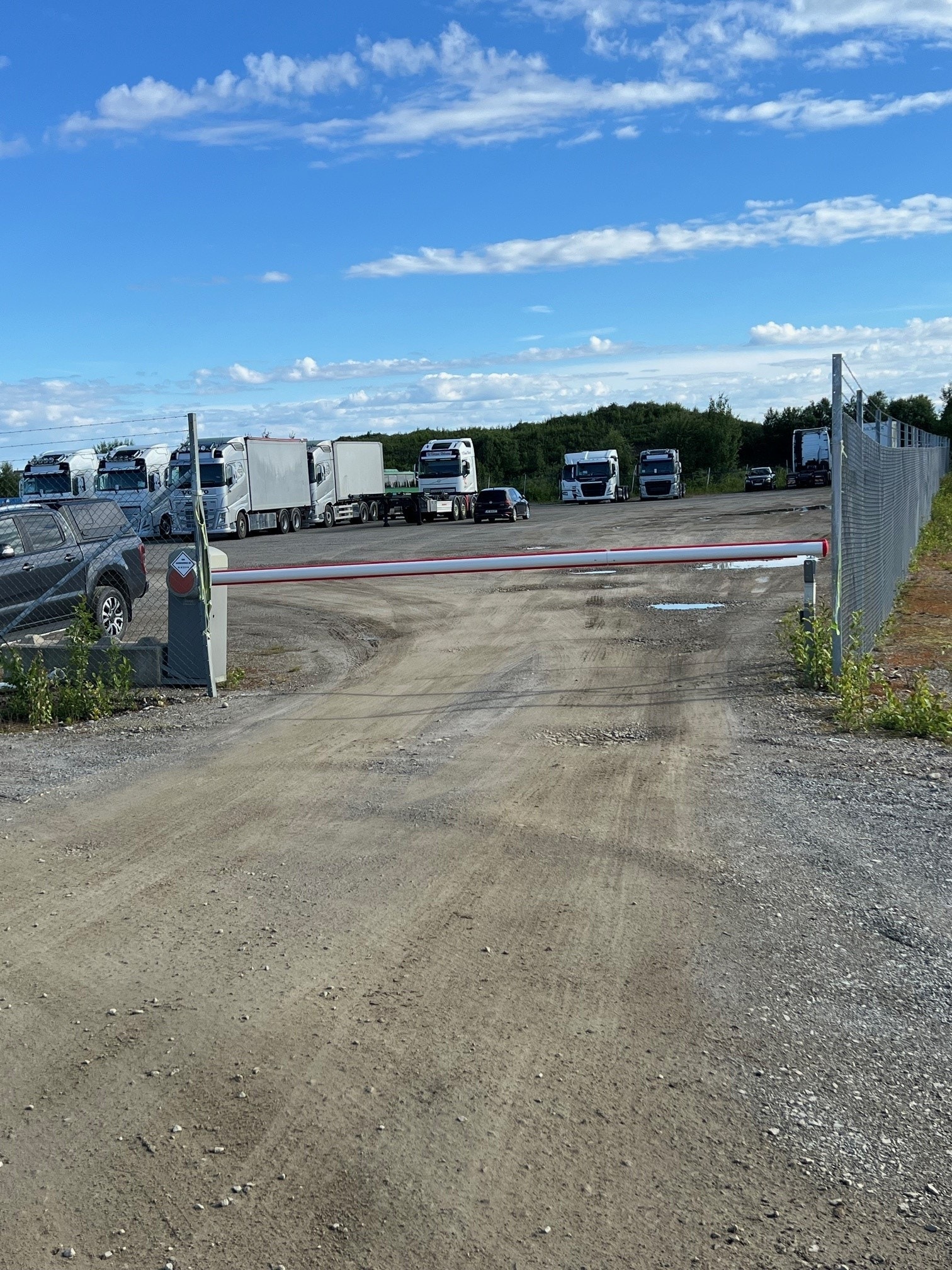 Innkjøring til ledig tomt er sikret med egen bom Galleribilde