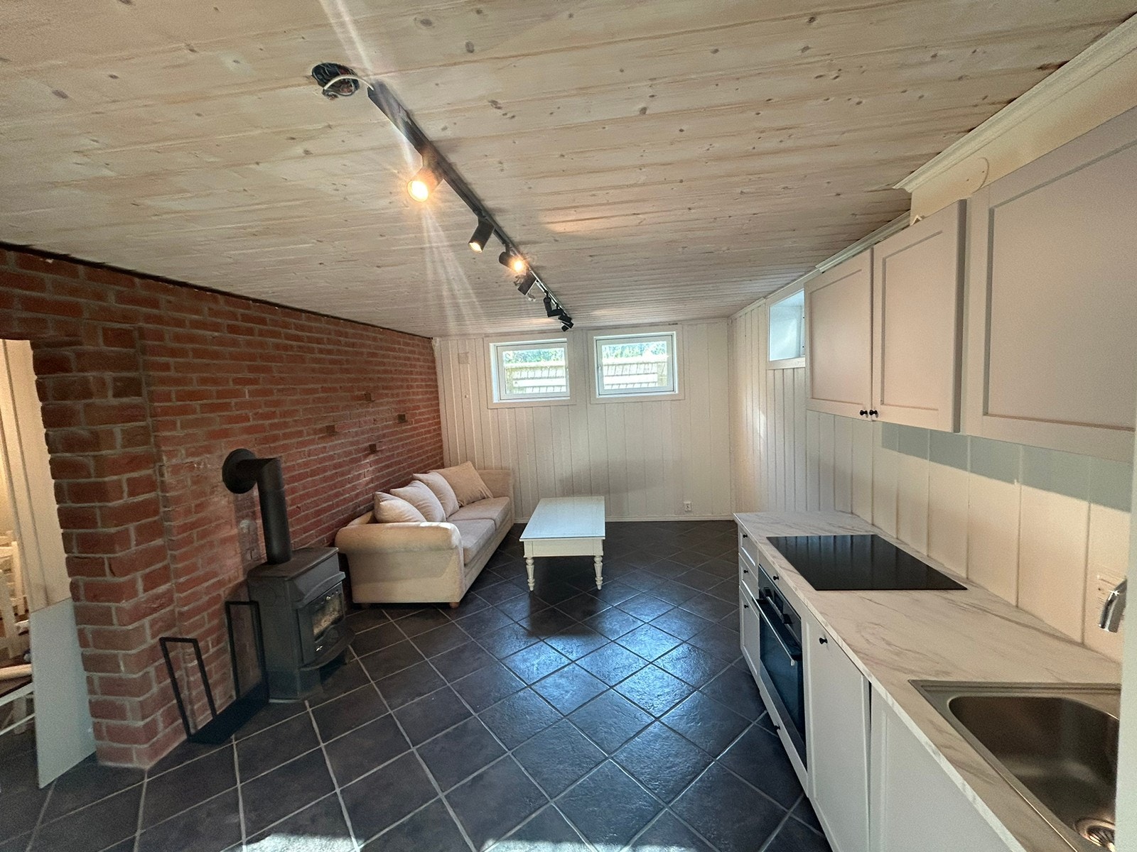 Stue/kjøkken. NB: sofa og bord medfølger ikke. Galleribilde