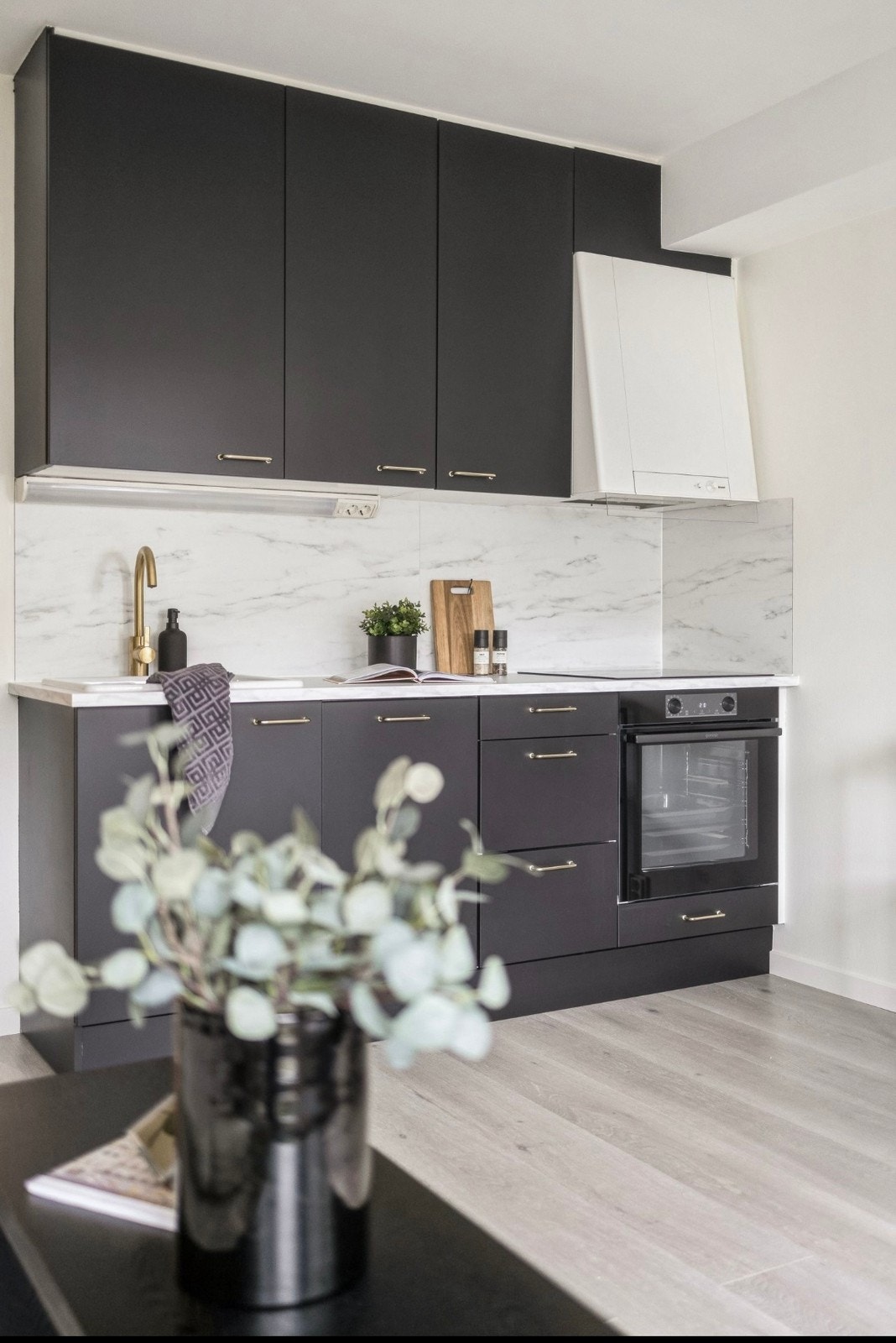 HTH kjøkken med nye hvitevarer Galleribilde