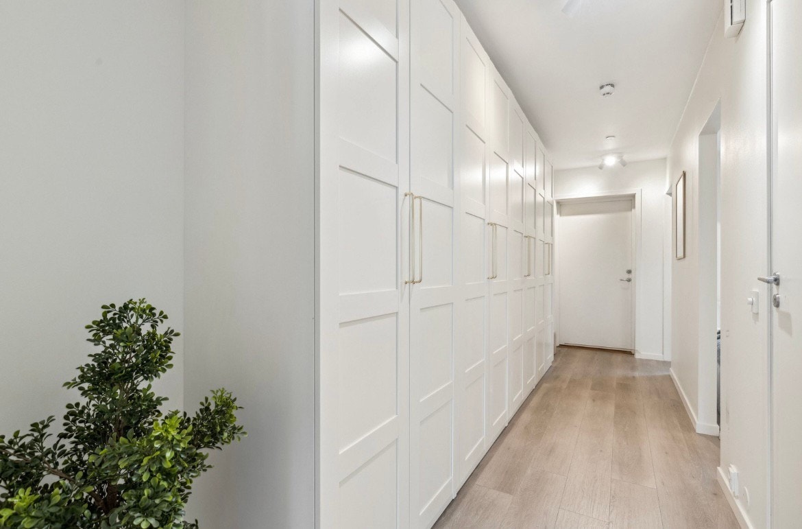 Gang med god lagringsplass Galleribilde