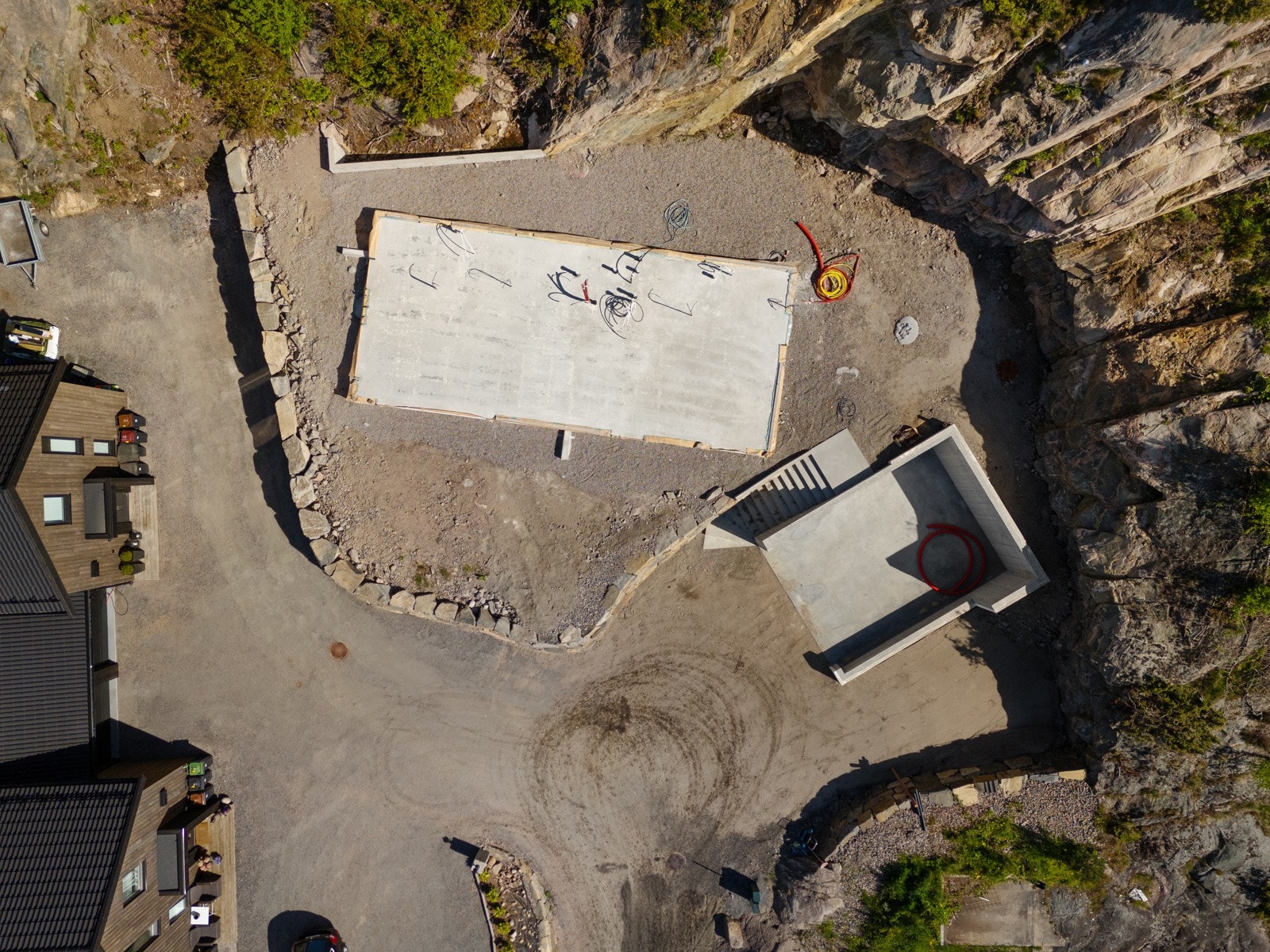 Trappen fra garasjen har varmekabler, slik at en slepper å måke snø Galleribilde