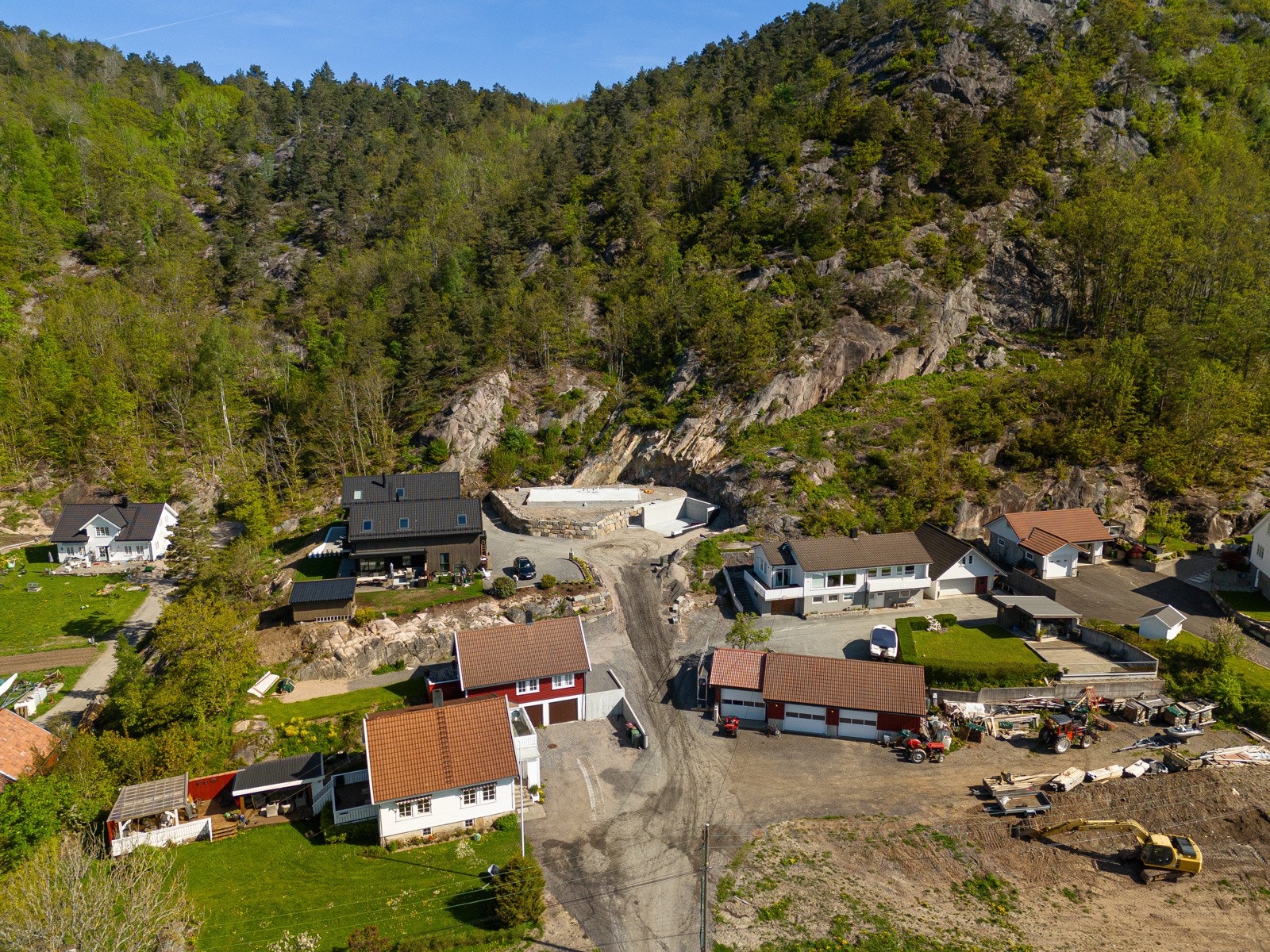Huset passer godt inn i omgivelsene Galleribilde