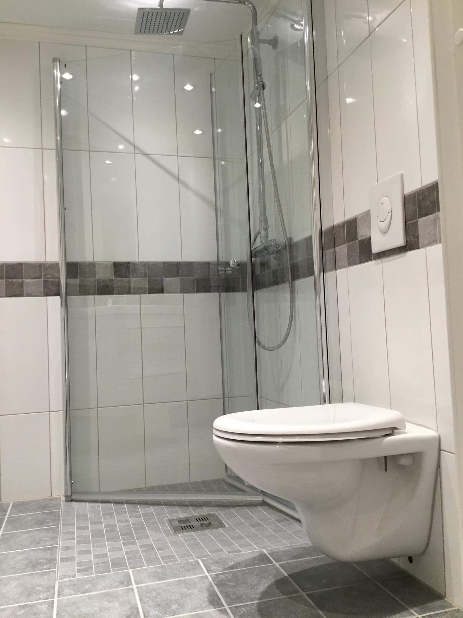 Bad dusj og vegghengt toalett. Badet har gulvvarme. Galleribilde