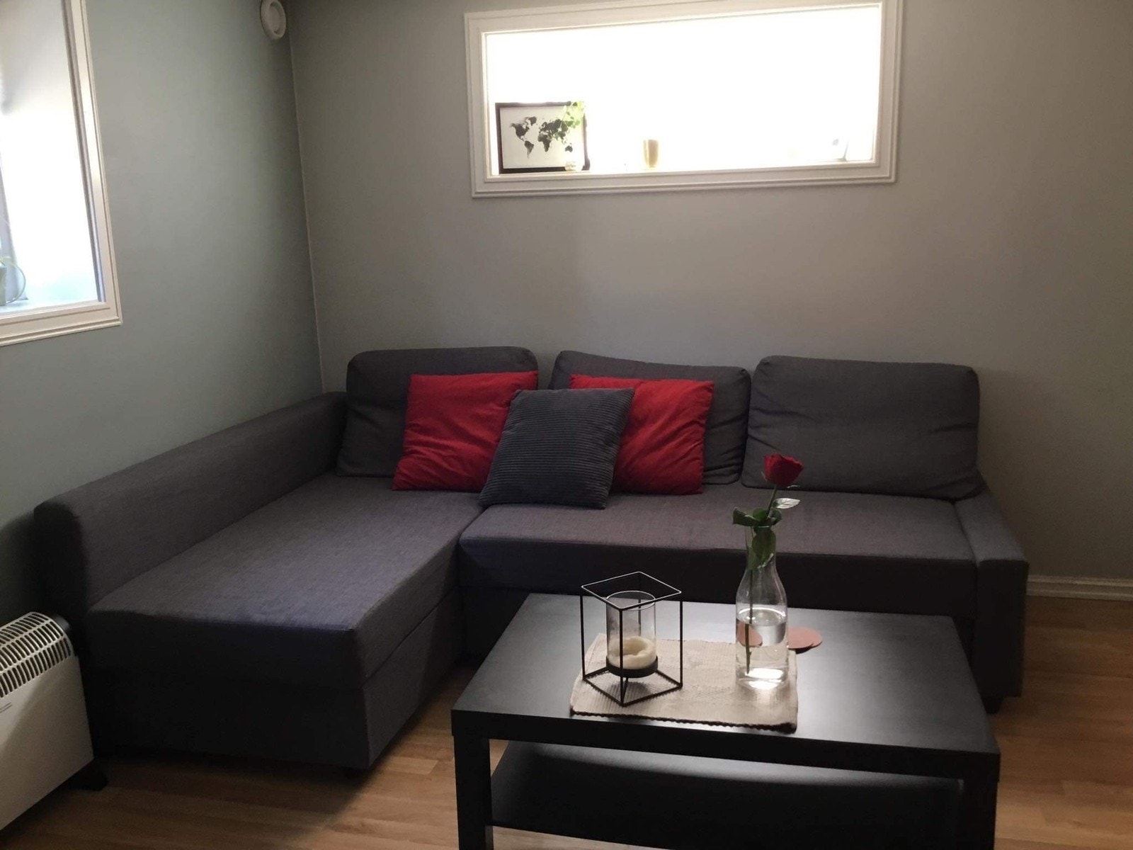 Stue med sofa /uttrekksseng for gjest. Galleribilde