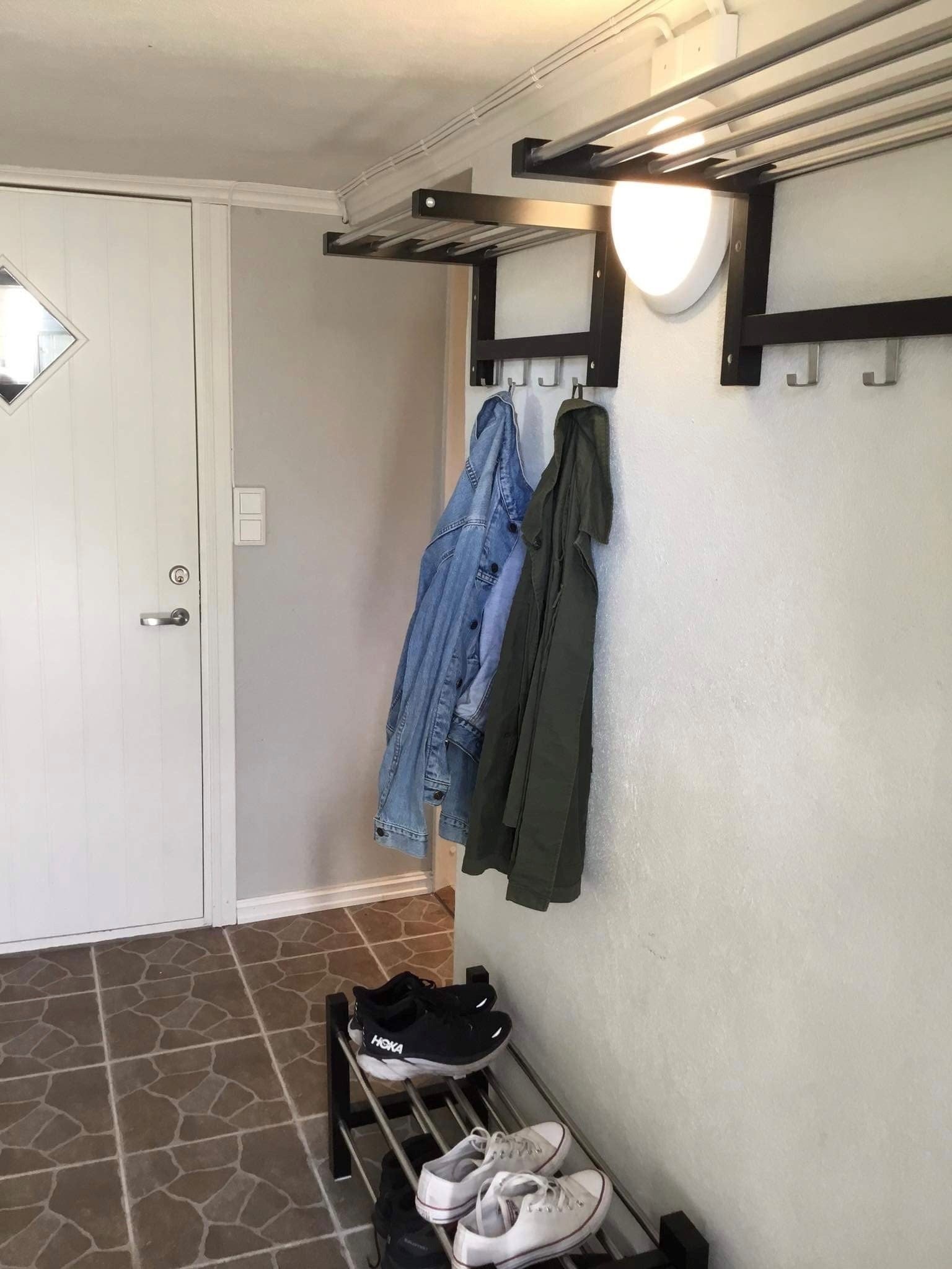 Egen bod med lås og hyller, oppheng for støvsuger. Galleribilde