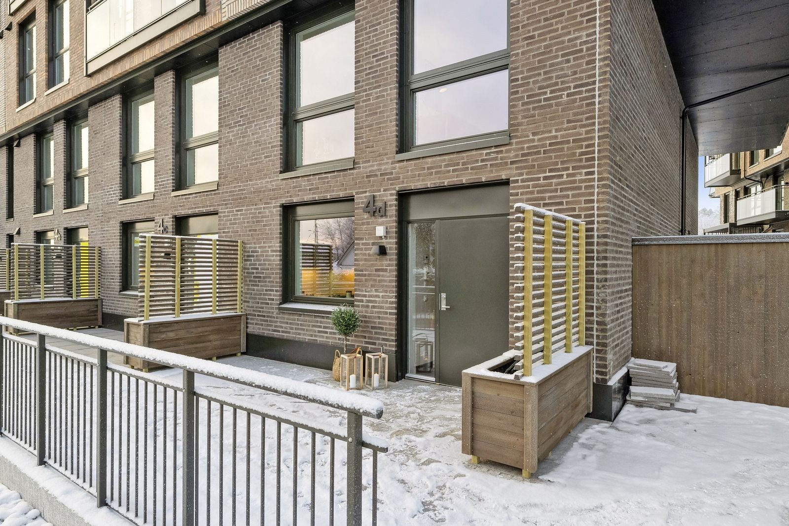 Fin uteplass også ved inngangen. Her får du fin morgensol. Galleribilde