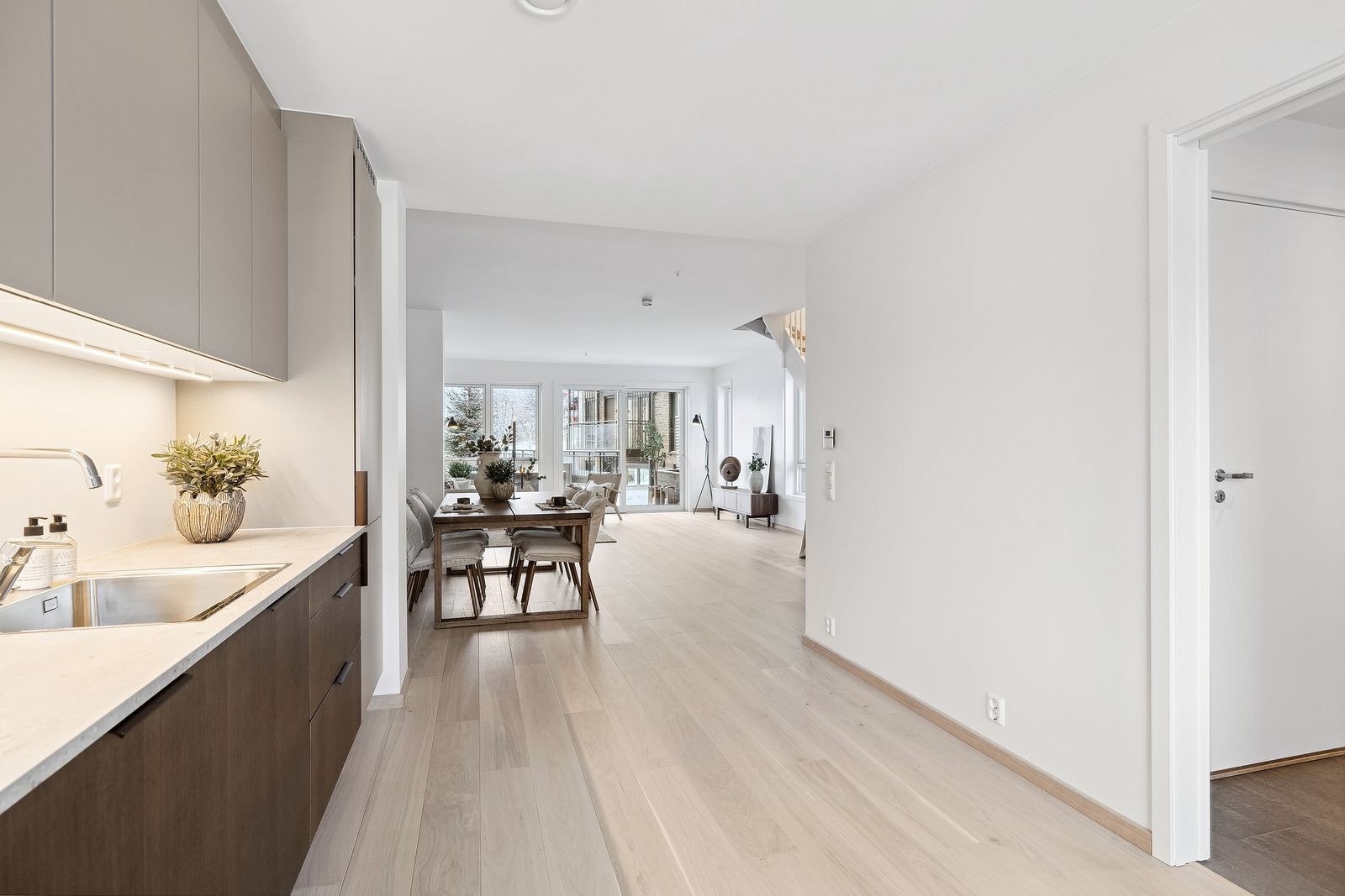 Fine lysforhold på kjøkkenet og nærhet til god spiseplass. Galleribilde