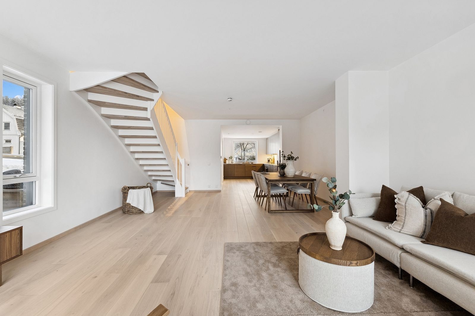 Oppholdsrom og kjøkken er gjennomgående. Galleribilde