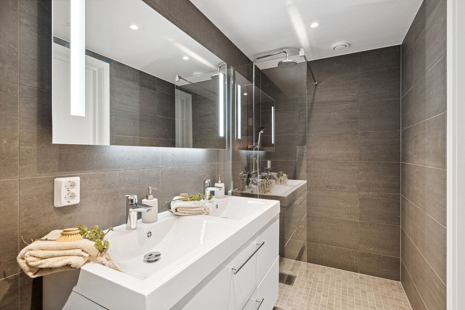 Stor, deilig dusjdel på badet. Galleribilde