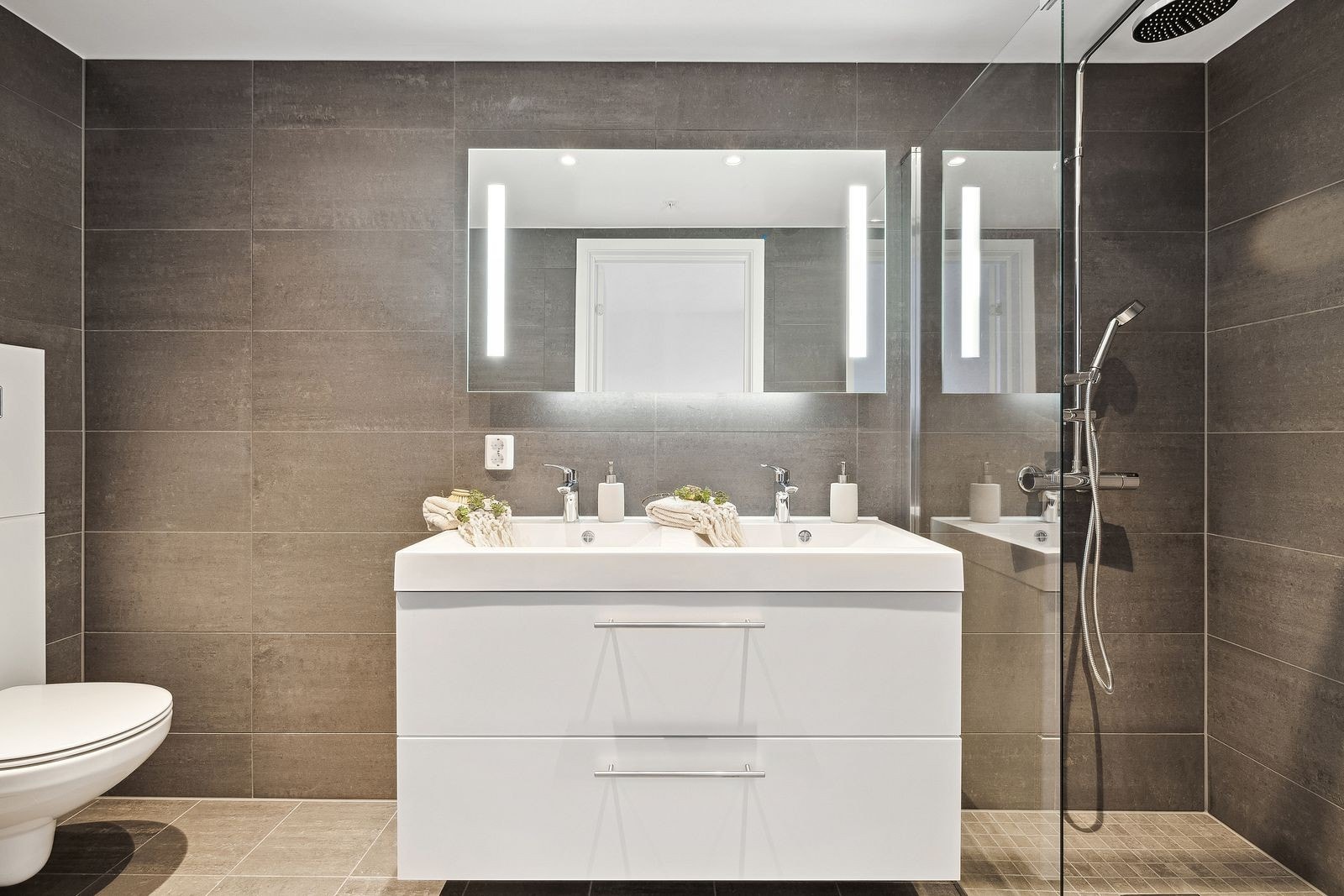 Lys, fint bad med gulvvarme. Galleribilde