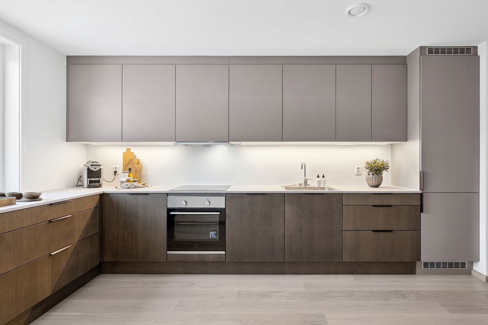 Stilfult kjøkken med integrerte hvitevarer. Galleribilde