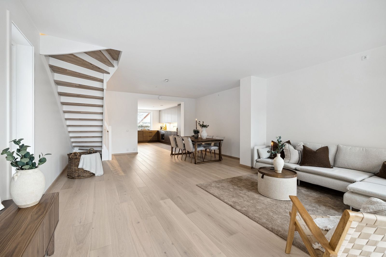 Fin og god plass for både spisestue og sofadel. Galleribilde