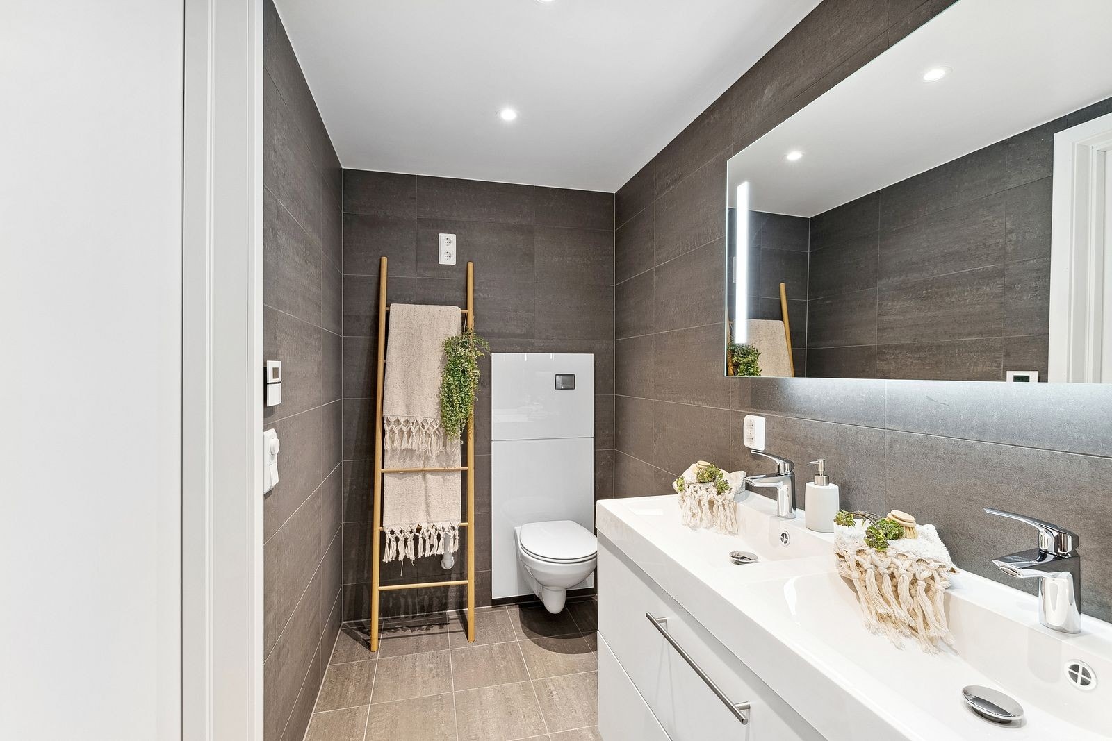 Pent flislagt bad med dobbelservant. Galleribilde