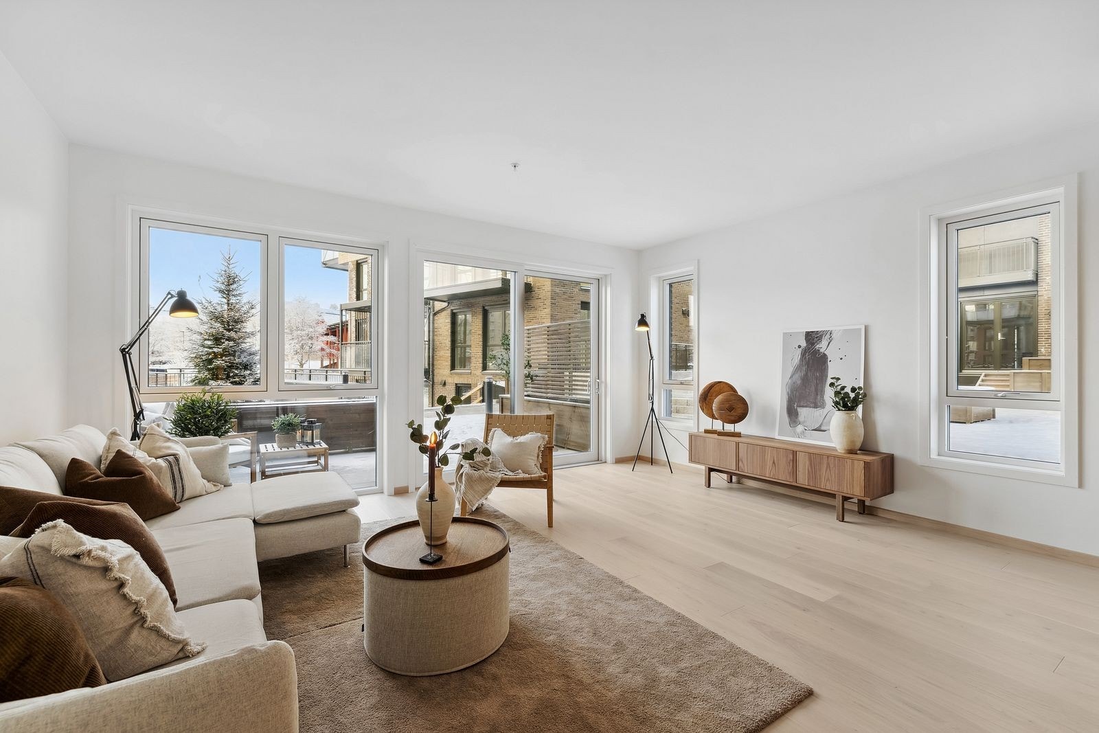 Utg. til fin markterrasse med gode solforhold på ettermiddagen. Galleribilde