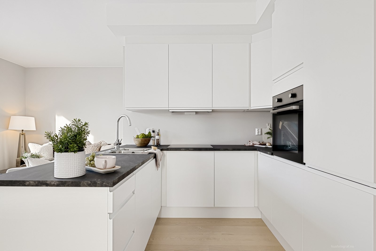 Praktisk kjøkken øy som gir ekstra benkeplass. Galleribilde