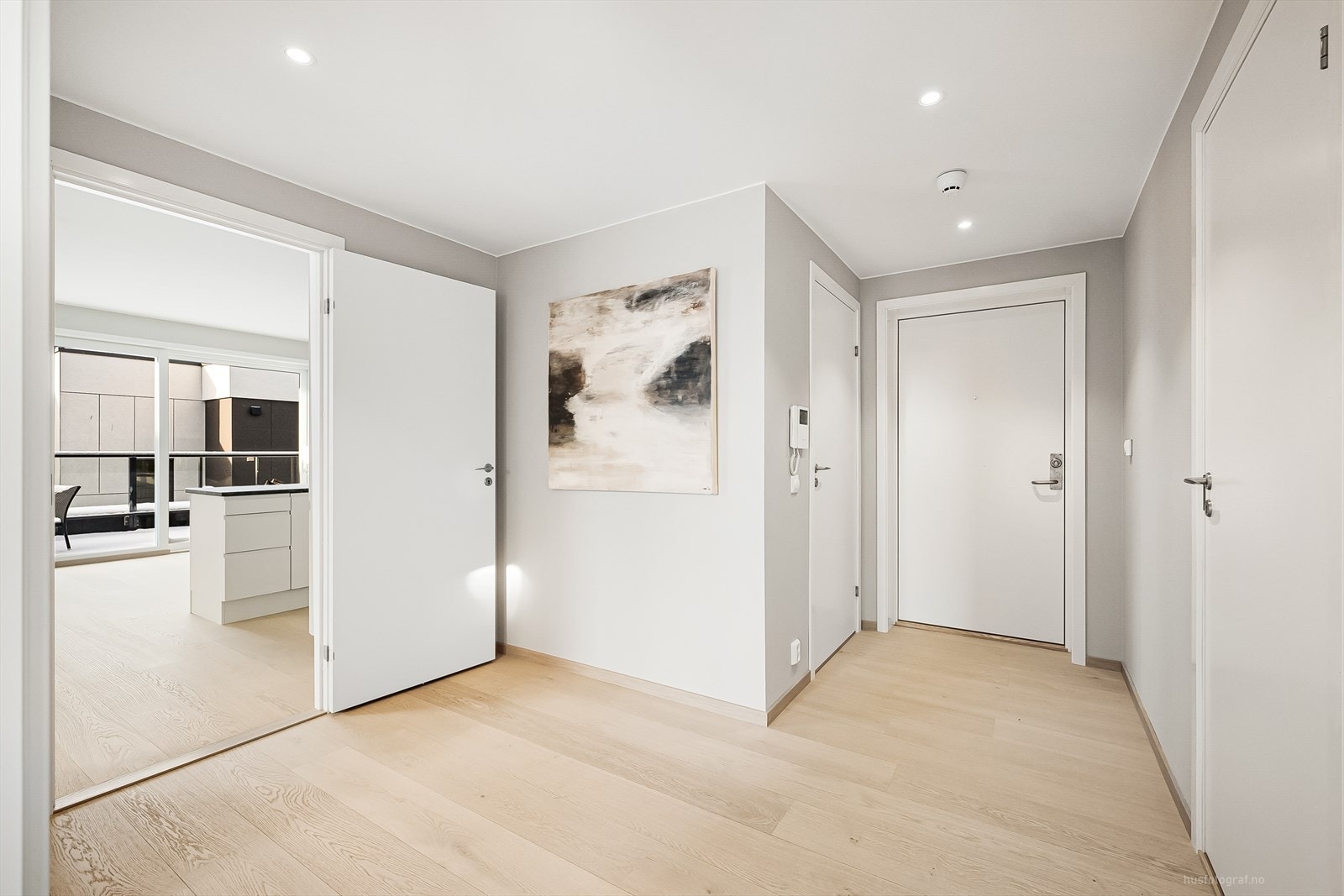 Lys entré med downlights i himling Galleribilde